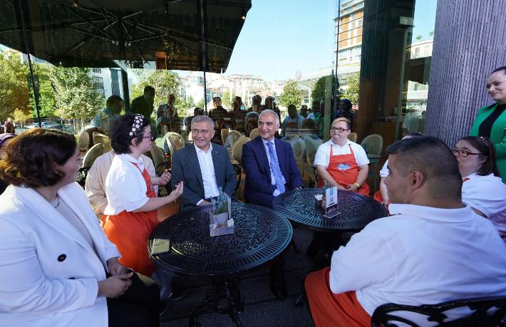 Bakan Ersoy: İstanbul, Birleşmiş Milletler merkezi gibi oldu, herkes mutlu