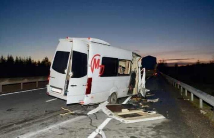 Balona binecek turistleri taşıyan minibüs kaza yaptı... 3'ü ağır 14 yaralı