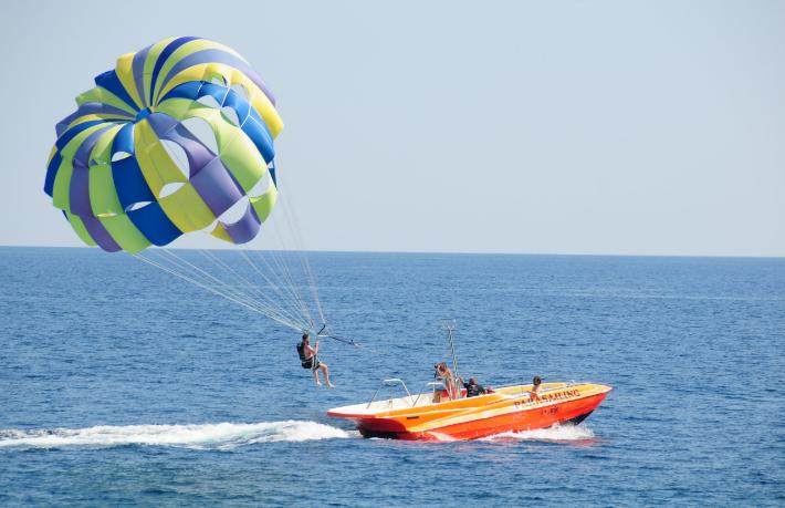 Deniz paraşütünden düşen turist yaşamını yitirdi