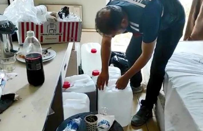 Otel odasında 387 litre sahte içki ele geçirildi