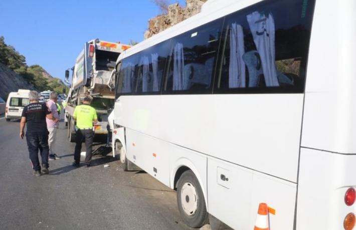 Otel servisi kamyona çarptı... 4’ü ağır 27 yaralı