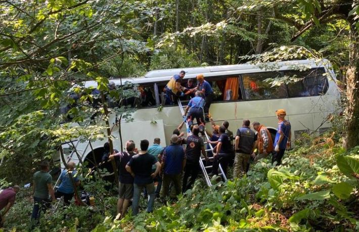 Bursa'da tur otobüsü devrildi: Ölü ve yaralılar var
