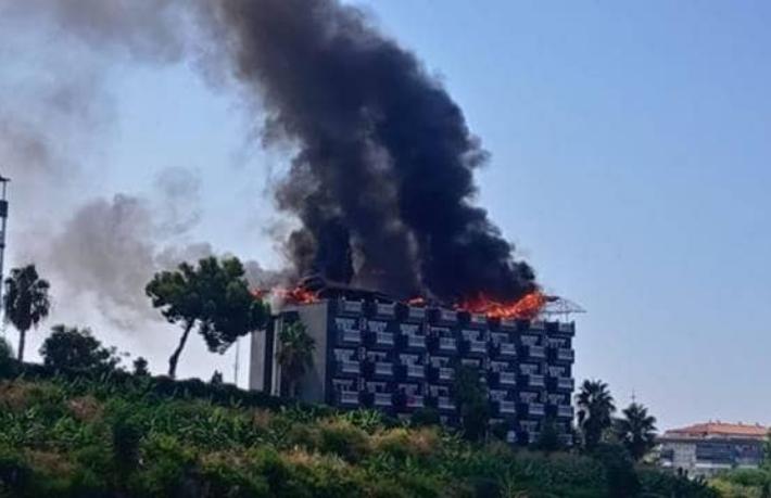 Otelde korkutan yangın... Turistler tahliye edildi