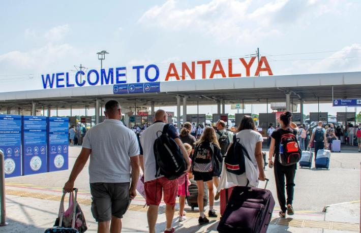 Antalya'ya sonbaharın ilk turist kafilesi geldi