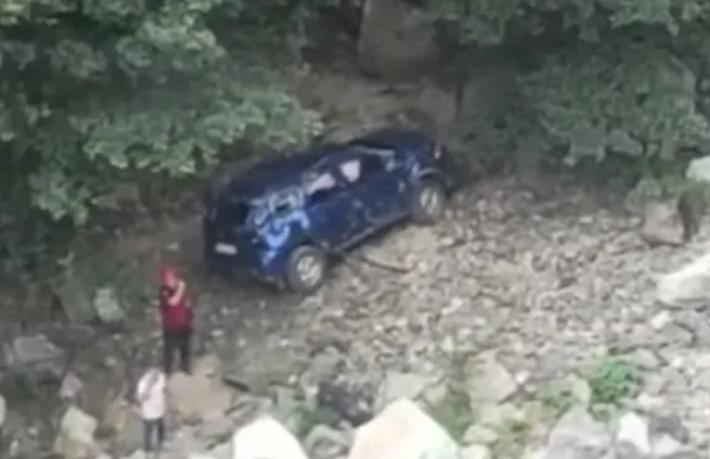 Şoför manzara fotoğrafı çekerken uçuruma yuvarlanan araçtaki turist öldü