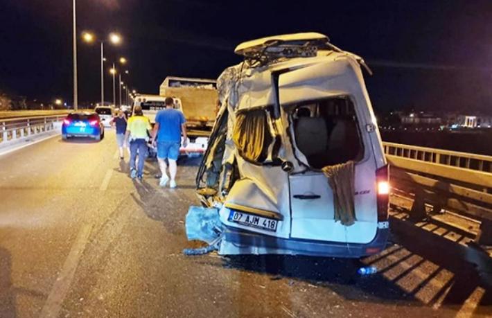 Manavgat'ta tur minibüsü kazası... 4 turist yaralı
