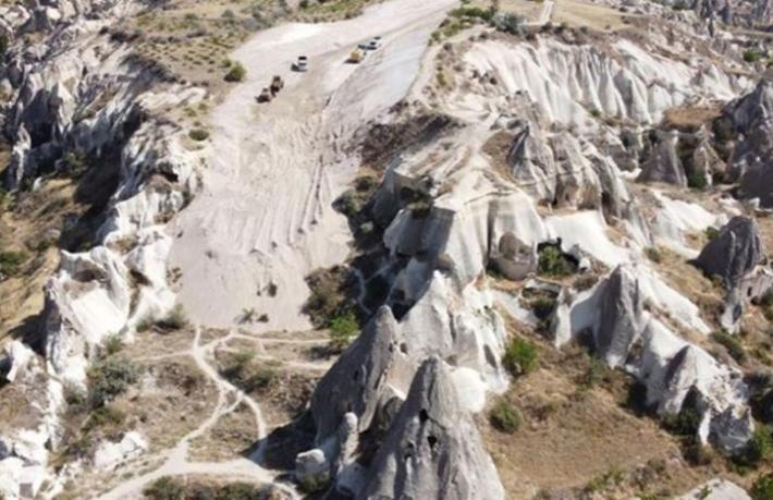 Kapadokya'daki peri bacaları iş makineleriyle yıkılıyor