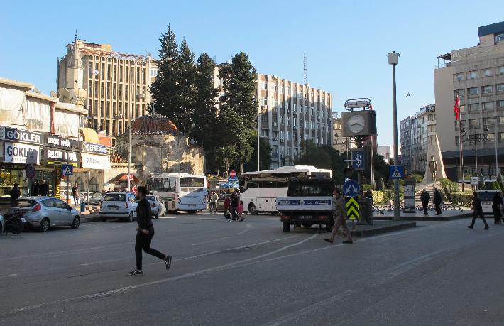 Şehrin kalabalığında yalnızlığı yaşamak…