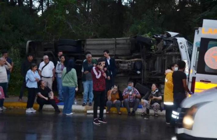 Otel servisi devrildi: 9 yaralı