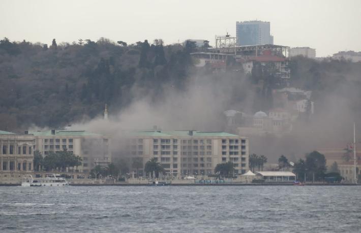 Misafirler tahliye edildi... Çırağan Sarayı'nın otel bölümünde yangın