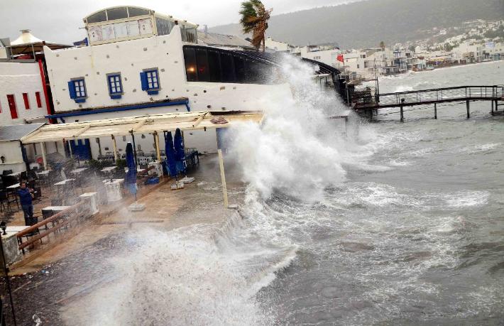Oteller sular altında kaldı... Lodos Bodrum’u fena vurdu