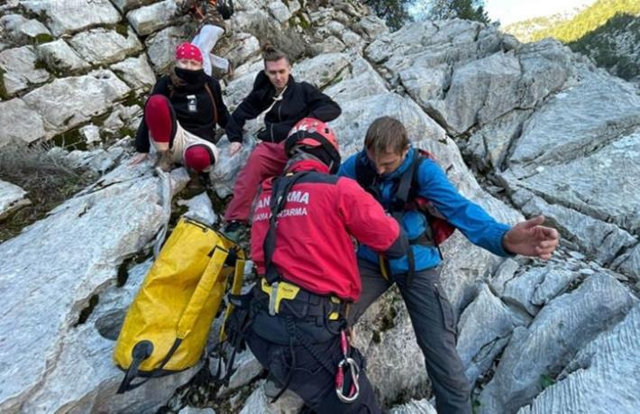 Saatler süren bekleyiş sona erdi... Dağ yürüyüşünde mahsur kalan Rus turistler kurtarıldı