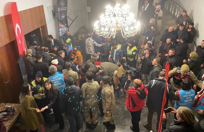 Kars’ta otelin tavanı çöktü... 10 kişi yaralandı