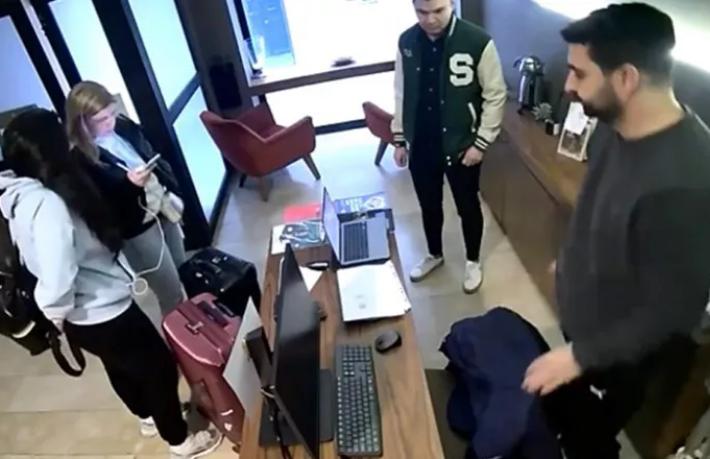 Taksici, telefonunu unutan Rus turistten 100 Dolar istedi