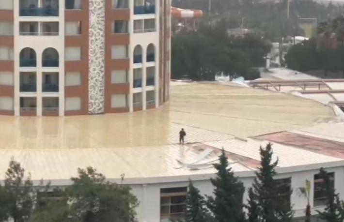 Antalya’da hortum 5 yıldızlı otelin çatısını uçurdu