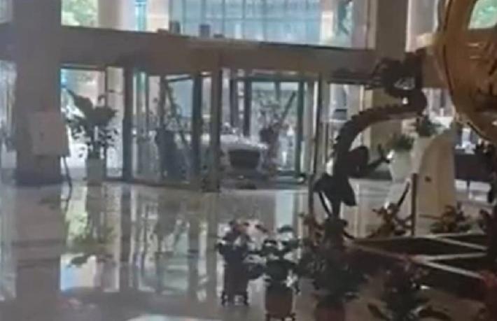Otel çalışanına kızdı, lüks arabayla lobiye daldı