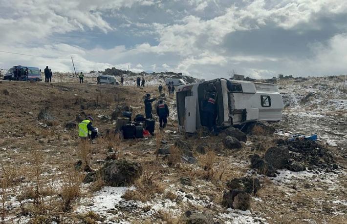 Turistleri taşıyan midibüs devrildi: 14 yaralı