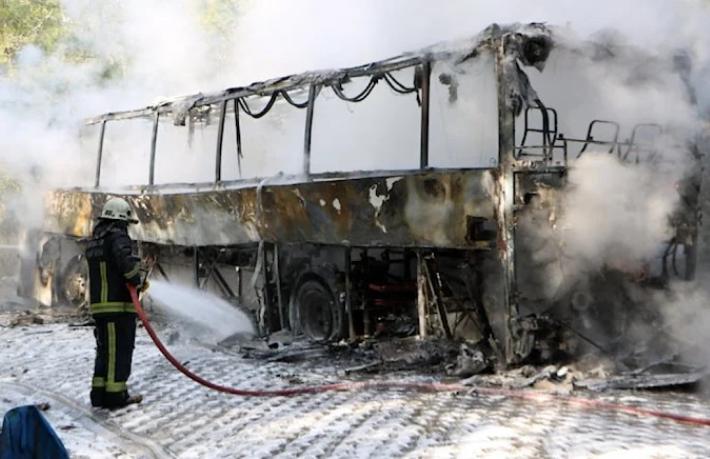 Turistleri taşıyan otobüs yandı, 25 turist ölümden döndü