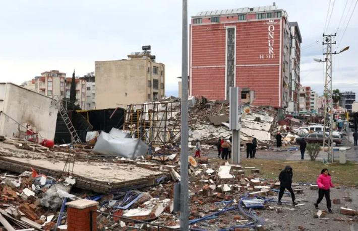 Deprem bölgesinde bir çok turist mahsur kaldı... Antalya'ya gönderiliyorlar