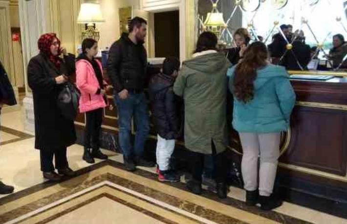 Yüzlerce depremzede Van'daki otellere yerleştirildi