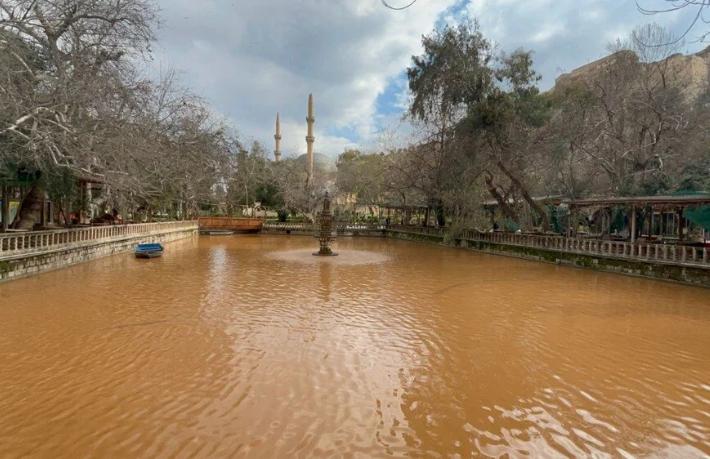 Balıklıgöl çamur rengine büründü