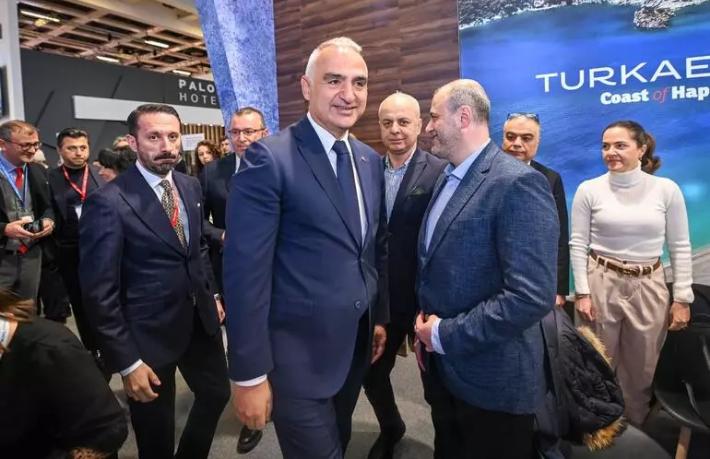 Bakan Ersoy, ITB Berlin'de stantları gezdi