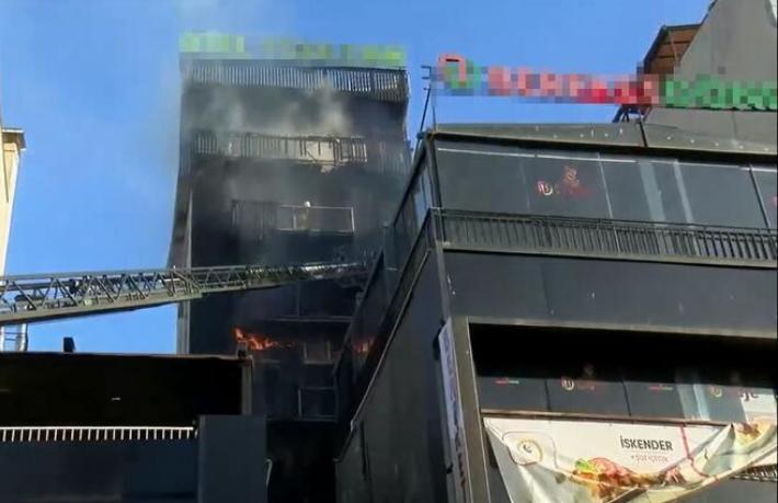 Pendik'te 7 katlı otelde yangın: 2 ölü 2 yaralı