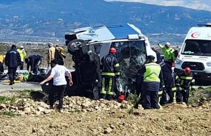 Denizli'de tur midibüsü kazası... 2 kişi hayatını kaybetti