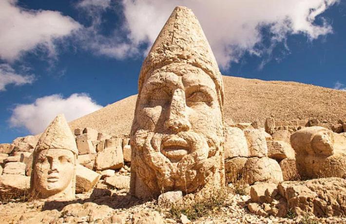 Bakan Ersoy’a 'Turizm sezonunu Nemrut'ta açın' çağrısı