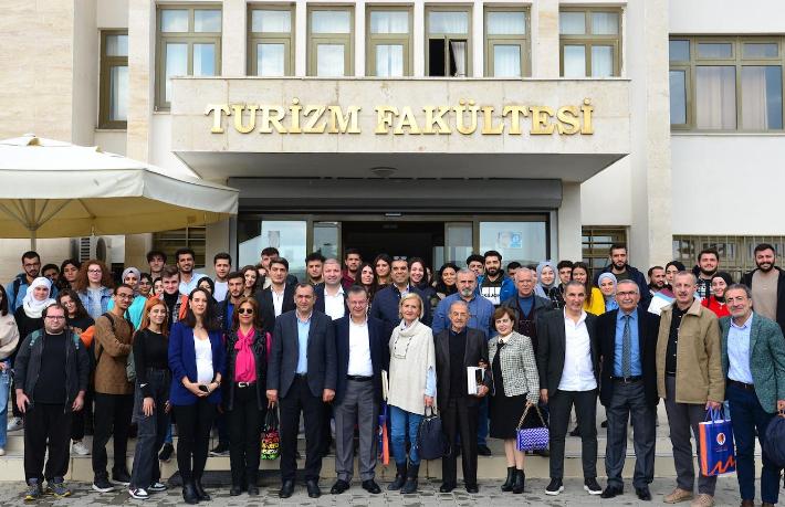 Akçakaya, geleceğin turizm liderlerini yetiştiriyor