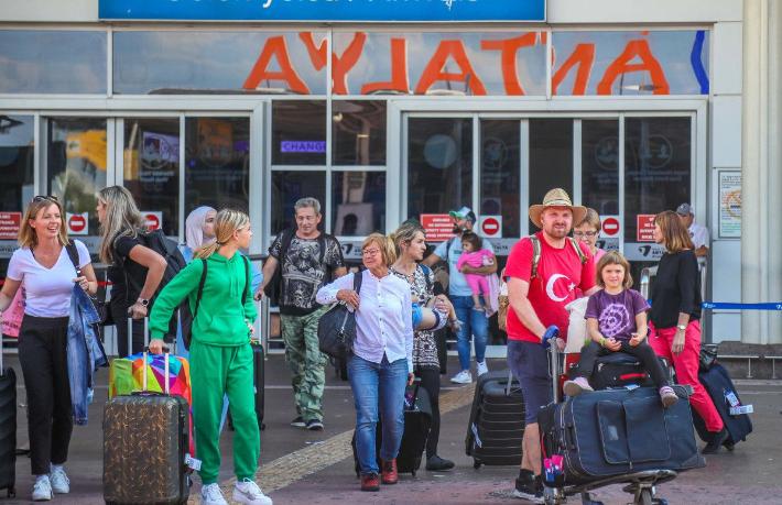 Antalya ilk dört ayda ne kadar turist ağırladı?