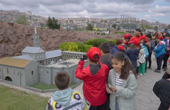 Miniatürk’te çocuklar Jolly ile Türkiye turu yaptı