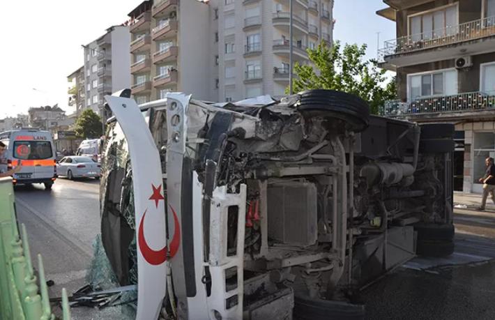 Antalya'da otel servisi ile otomobil çarpıştı