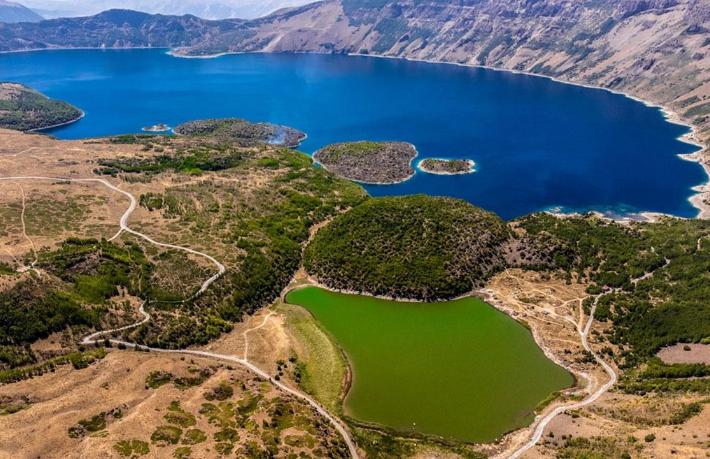 Dünyanın ikinci büyük krater gölü turizme açıldı