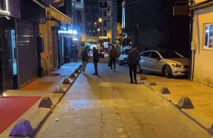 Turisti darp edip telefonunu çaldılar
