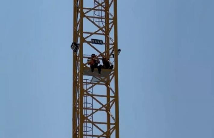 Otel inşaatında parasını alamayan işçiler vince çıktı