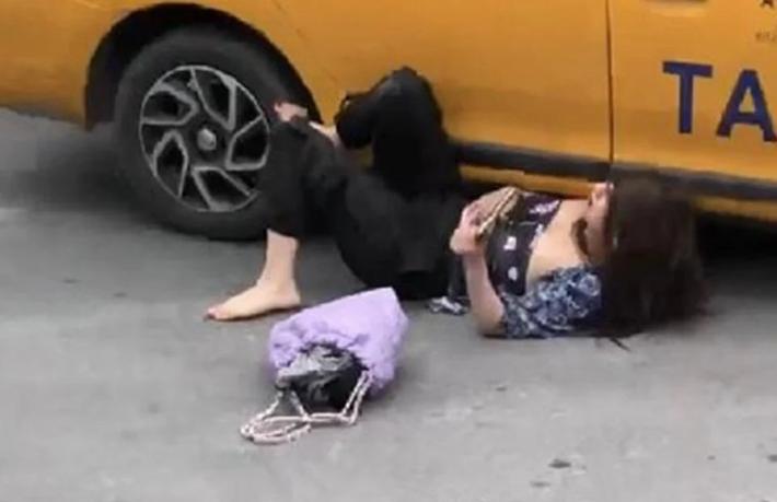 Yer İstanbul: Kadın turist yere yatarak taksiciye tepki gösterdi