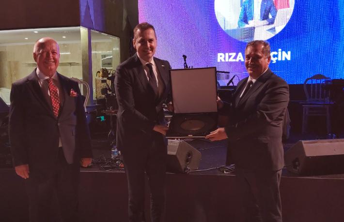 Rıza Perçin’e ‘Teşekkür Plaketi’