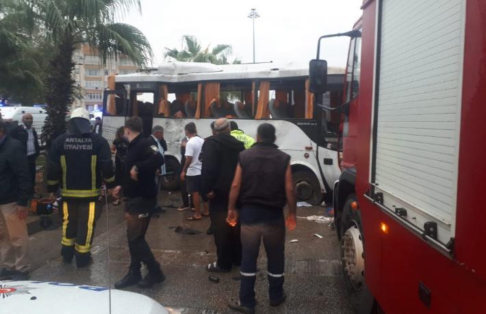 Antalya’da tur midibüsü takla attı... 8 Rus turist yaralandı