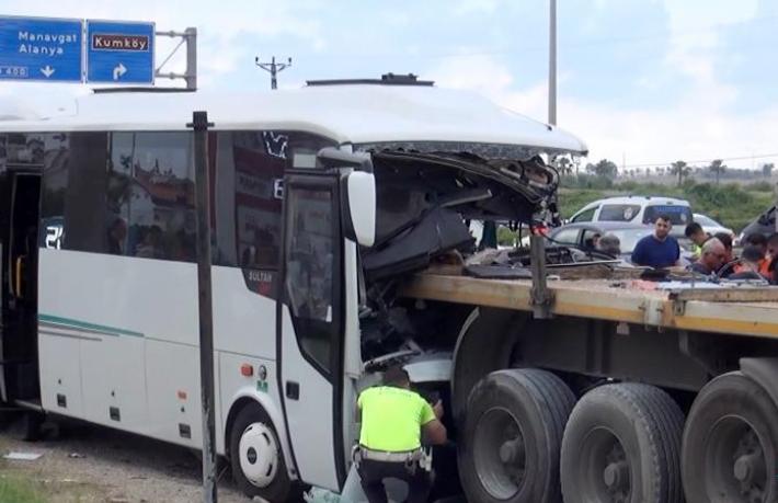 Antalya'da tur midibüsü TIR'a çarptı... 1 ölü, 5 turist yaralı