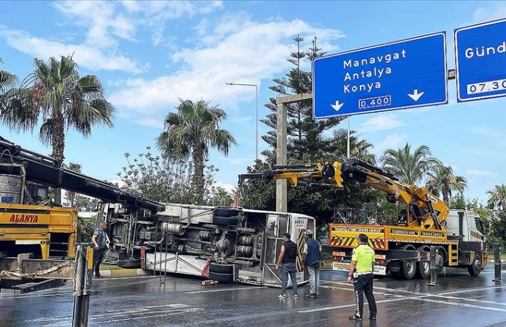 Otel çalışanlarını taşıyan servis aracı devrildi... 13 yaralı