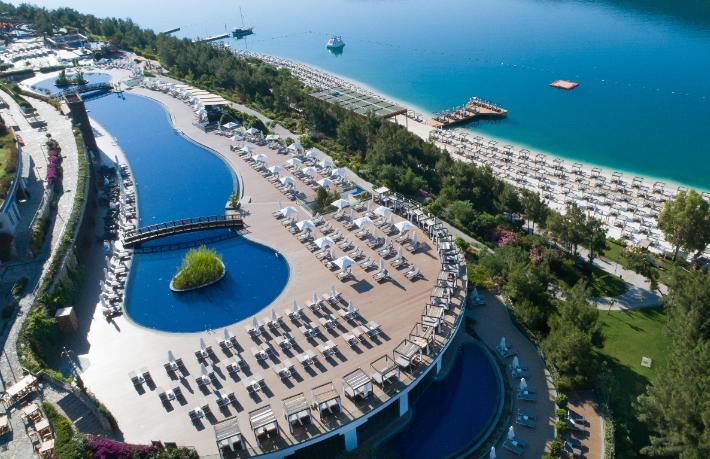 Ajda Pekkan bayramda Titanic Luxury Collection sahnesinde