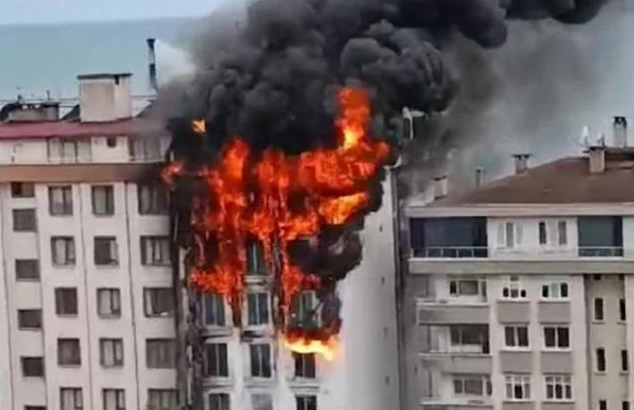 Lokantada çıkan yangın otele sıçradı... 7 katlı otelin büyük bir kısmı kül oldu
