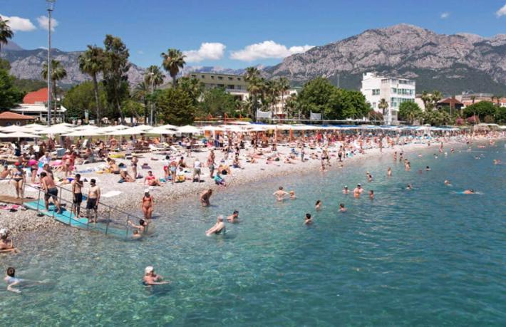 Bayramda Kemer'e turist akını... 124 bin yatağın tamamı doldu