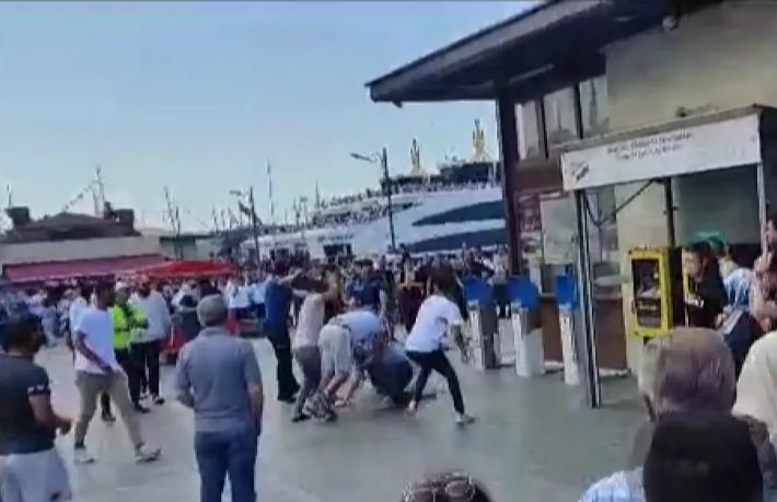 Eminönü'nde 'yolcu kapma' kavgası… Polis havaya ateş açtı