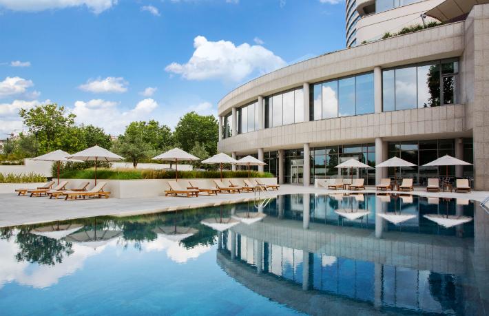 İstanbul'da havuz sezonu açıldı... Boğaz’da havuza girmek 295 Euro