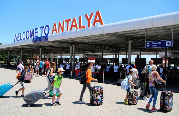 Bir günde Bin 188 uçak... Antalya Havalimanı'ndan yeni rekor