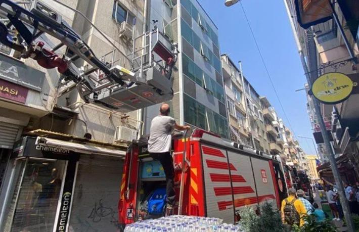 İzmir'de korkutan otel yangını... 5 kişi hastaneye kaldırıldı
