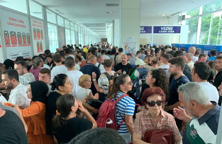 Sınır kapılarında izdiham 'telefon harcı' kuyruğu