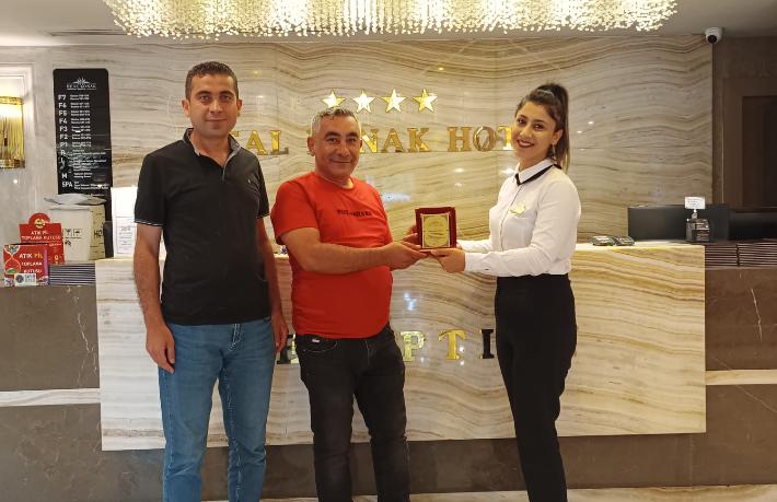 Real Konak’tan misafirlerine anlamlı plaket